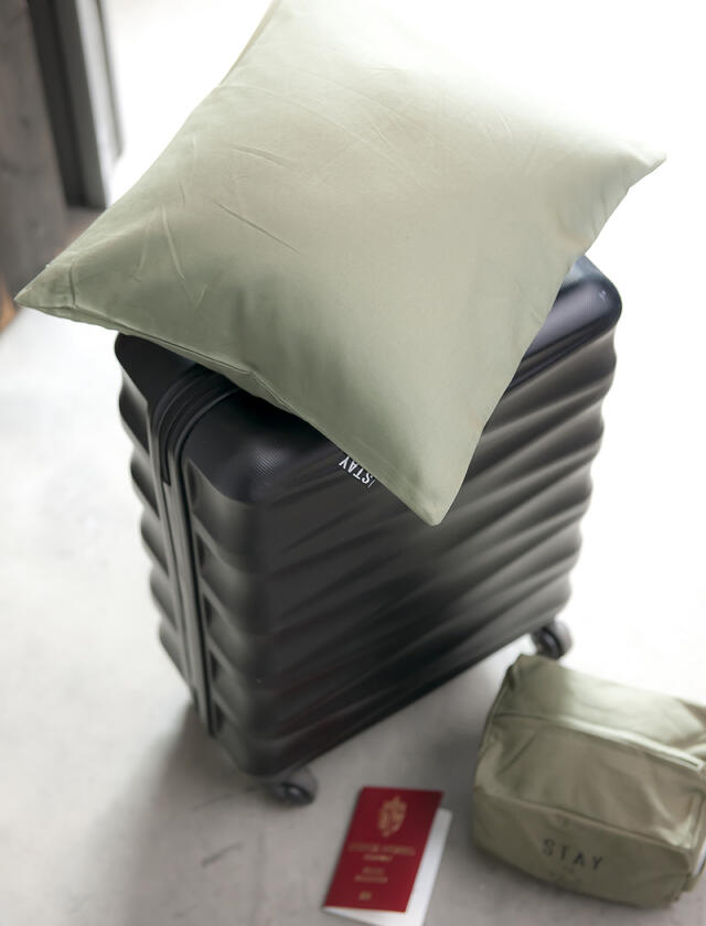 La STAY Travel bli din neste følgesvenn på tur. Myk dunpute i reisestørrelse.